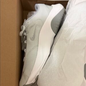 Nike Men's Light Gray Sneakers